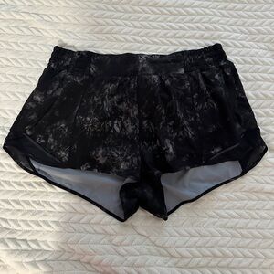 Lululemonn hottie hot 2.5” shorts